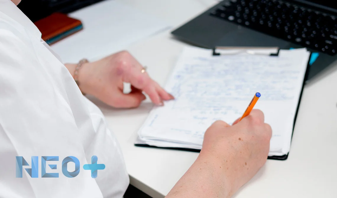 доктор делает записи в блокноте